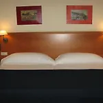 Dona Catalina Otel